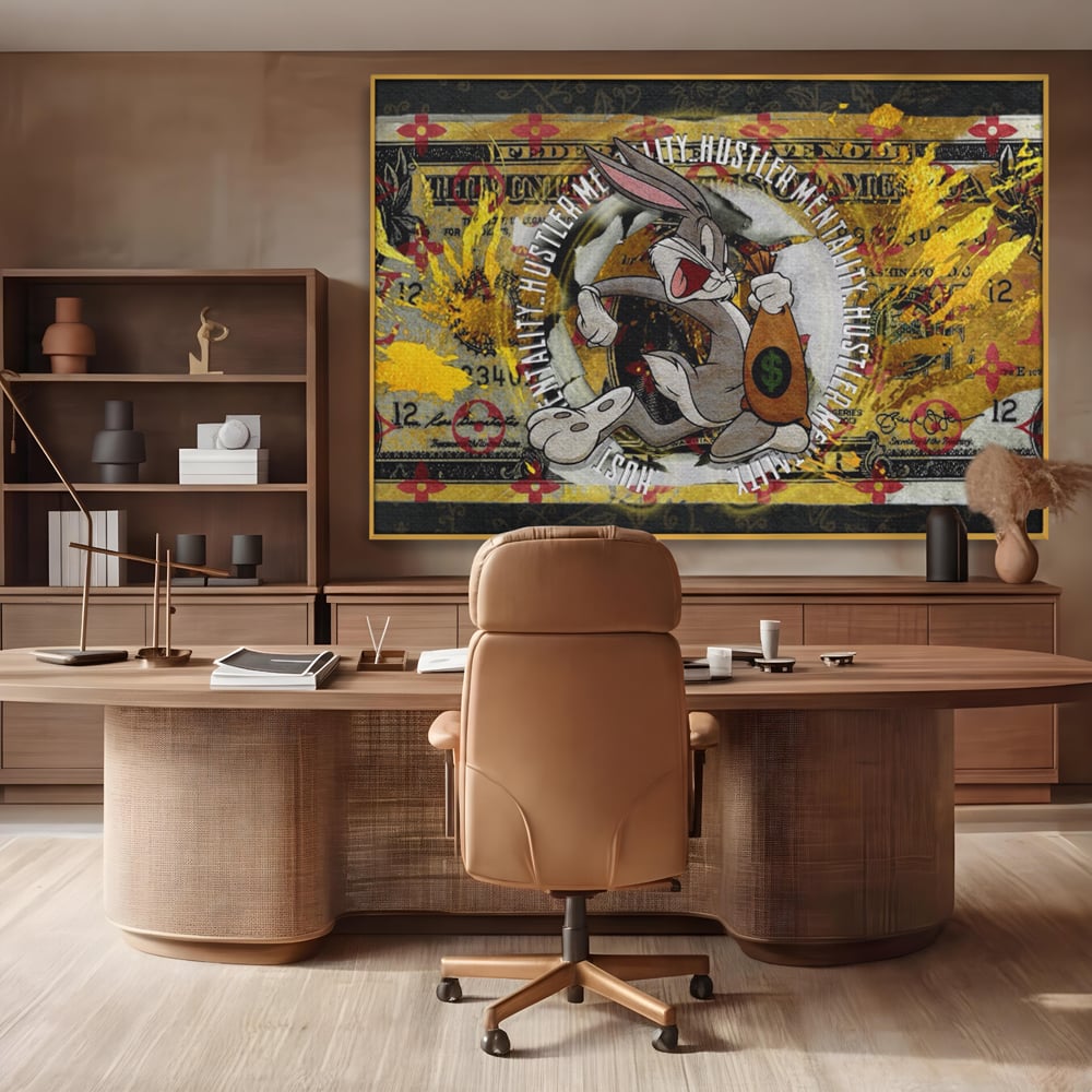 Tablou canvas cu tablou canvas cu dolar si bugs bunny, in rama de aluminiu auriu, pe perete intr-un birou